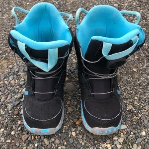Burton snowboard boots boys size 1